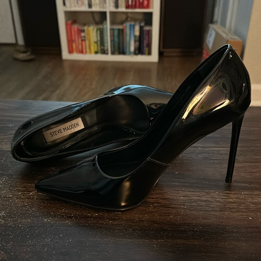 Steve Madden black pumps